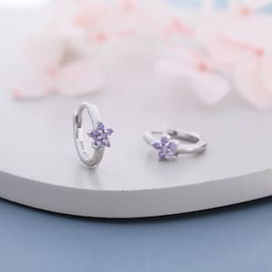 Tiny Purple Amethyst CZ Flower Huggie-oorbellen, CZ-oorbellen, Crystal Flower Huggie-oorbellen, amethist-oorbellen