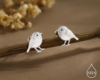 Pendientes de pájaro carbonero en plata de ley con acabado texturizado. Bonitos pendientes de pájaro con animales inspirados en la naturaleza.