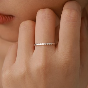 Ring i sterlingsilver med pärlor och prickar
