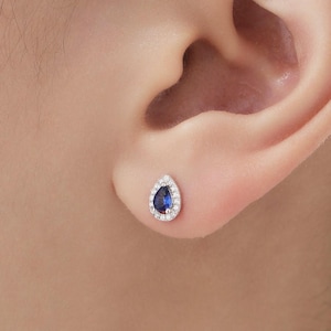 Tiny Sapphire Blue Droplet CZ Halo-oorknopjes in sterlingzilver, zilver of goud, Tiny Pear Cut CZ-oorbellen, geboortesteen september