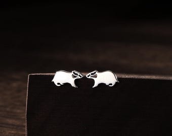 Pendientes de tejón extra pequeños en plata de ley, plata u oro. Pendientes de tejón en plata de ley. Inspirados en la naturaleza. Pendientes de granja.