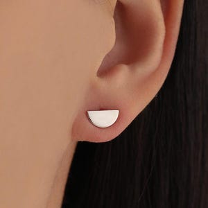 Orecchini a bottone a semicerchio in argento sterling, orecchini a bottone a mezzaluna, argento, oro o oro rosa, orecchini piccoli, orecchini impilabili, geometrici