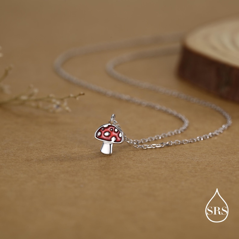 Collar con colgante de hongo pequeño en plata de ley, plata u oro, collar con hongo, collar con hongo esmaltado en rojo, collar con forma de seta. imagen 1