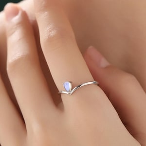 Minimalistische maansteen druppel V-ring in sterlingzilver, in maat verstelbaar griffenset Lab-maansteenring, chevronring, gesimuleerde maansteenring