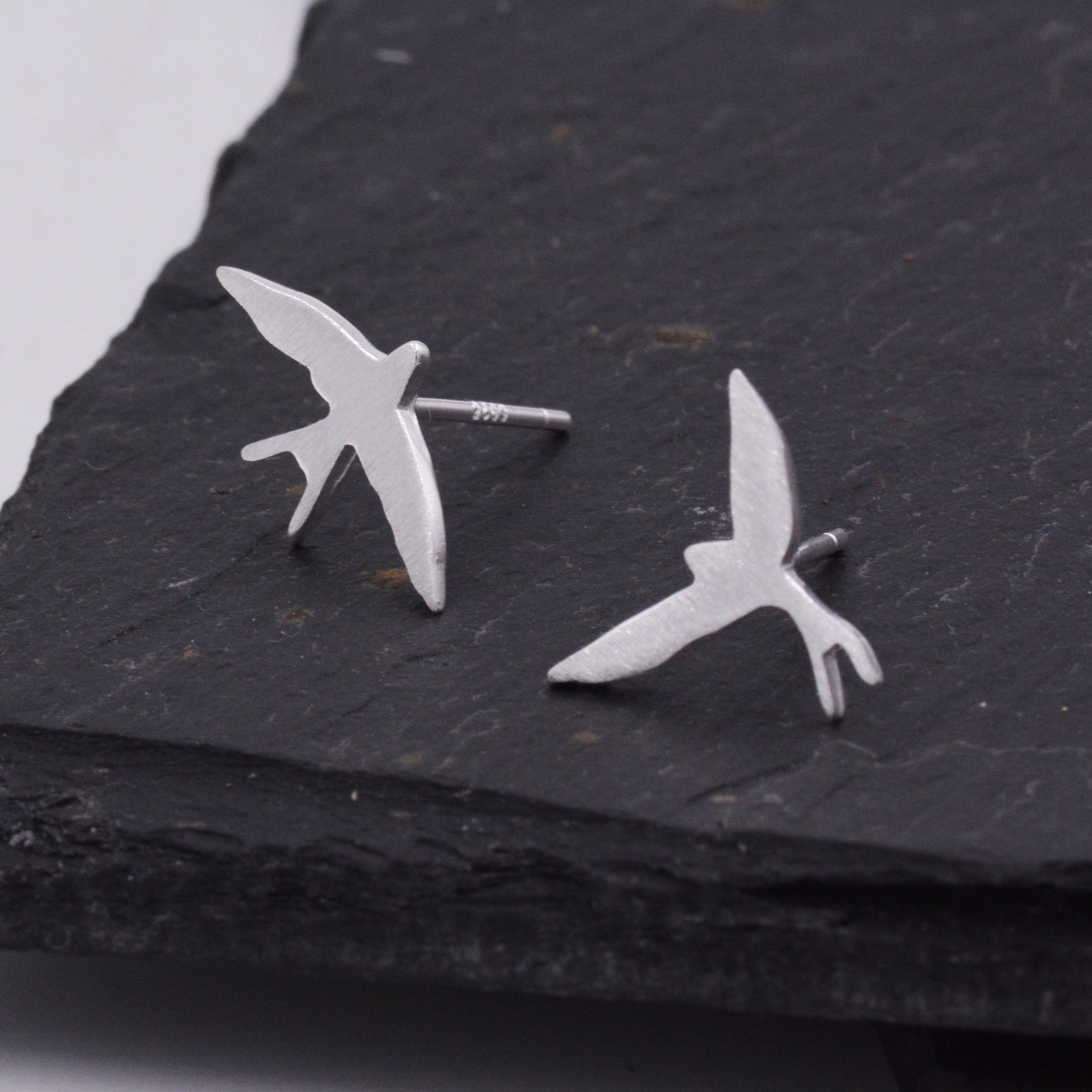 Orecchini a perno asimmetrici spaiati in argento sterling con silhouette di rondine - Finitura testurizzata, orecchini impilabili - Divertenti, stravaganti e graziosi - Italia