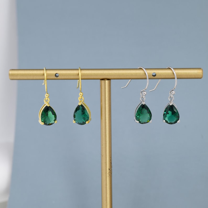 Emerald Green Pear Cut CZ Drop Oorbellen in Sterling Zilver, Zilver of Goud, Minimalistische Droplet Dangle Oorbellen, Drop Oorbellen afbeelding 3