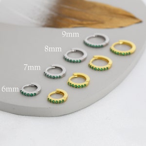 Smaragd grüne CZ Huggie Creolen in Sterling Silber, Silber oder Gold, Minimalistische Creolen, 6 mm, 7 mm, 8 mm Creolen, Knorpel Creolen,