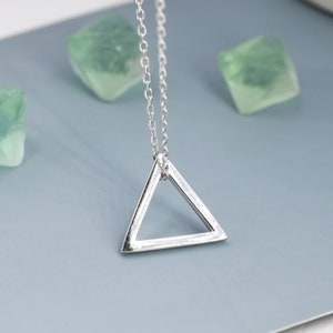 Collier à pendentif géométrique triangulaire ouvert minimaliste en argent sterling - simple et élégant. Collier triangle minimaliste