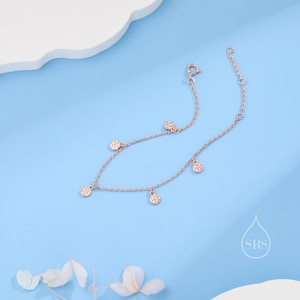 Puede incluir: Un delicado brazalete de cadena de oro rosa con cinco peque&ntilde;os abalorios redondos texturizados. Los abalorios est&aacute;n espaciados uniformemente a lo largo de la cadena.