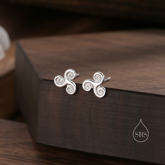 Piccoli orecchini pendenti a forma di triquetra celtica in argento sterling, oro o oro rosa. - Italia