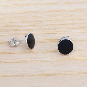 Sterling Silver Minimalist Round Dot Black Enamel Stud Earrings Unisex gift packed Round Circle Coin Design, Geometric, zdjęcie 3