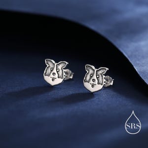 Op de afbeelding: Een paar zilveren oorbelletjes met een border collie hondendesign. De oorbelletjes zijn klein en delicaat, perfect voor dagelijks gebruik.