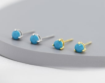 Pequeños pendientes de turquesa y circonita cúbica en plata de ley, plata u oro, de 3 mm, con tres puntas, apilables en azul.