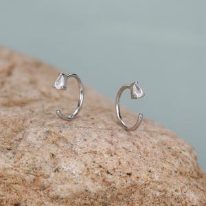 Boucles d'oreilles créoles Huggie en argent sterling avec zircon cubique transparent en forme de goutte, petites créoles ouvertes en zircon cubique taille poire, fermoirs à enfiler, demi-créoles image 5