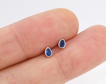 Piccoli orecchini a bottone con gocciolina blu zaffiro in argento sterling, orecchini CZ con taglio a pera extra piccoli, orecchini impilabili