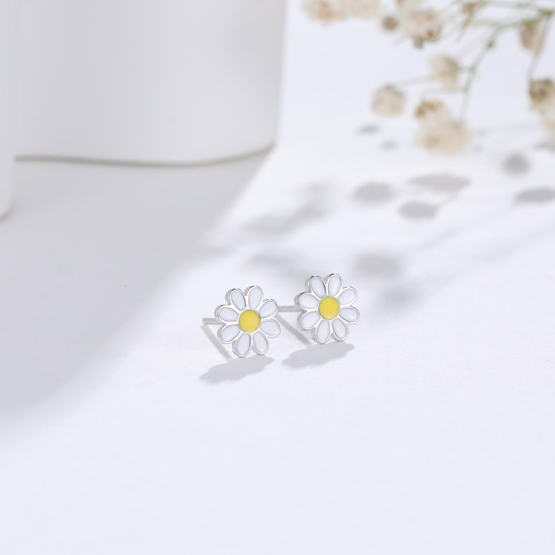 Enamel Daisy Flower Stud Earrings in Sterling Silver, Daisy Flower Earrings, Tiny Flower Earrings zdjęcie 5
