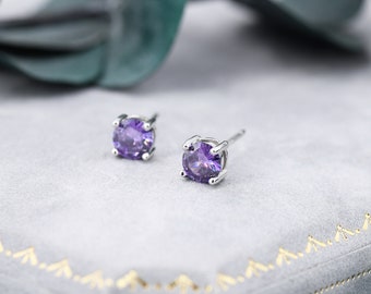 Orecchini a bottone con zirconi viola ametista viola in argento sterling, disponibili in 3 mm, 5 mm, 6 mm, orecchini con zirconi viola taglio brillante, set a quattro punte