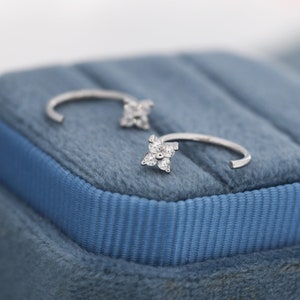 Kleine CZ Flower Huggie Creolen in Sterling Silber, Offene Creolen, Durchzieh-Ohrringe, Halbe Creolen