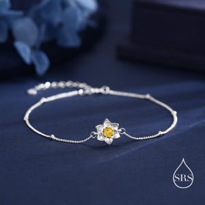 Zartes Narzissen Armband aus Sterling Silber mit einer Satelliten Kette, Natur Inspirierter Blumen Schmuck, Minimalistisch, Einfach und Winzig
