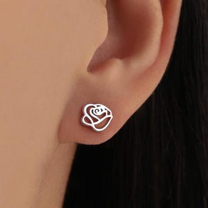 Pendientes de plata de ley con rosas recortadas, delicados pendientes botánicos.
