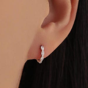 Pendientes de aro tipo huggie con circonitas cúbicas marquesa en plata de ley, plata u oro. Pendientes de aro minimalistas y sencillos.
