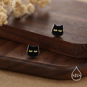 スターリングシルバーの風変わりな黒猫スタッドピアス、ブラックロジウムコーティングの猫ピアス、かわいい猫ピアス、シルバーの猫ピアス