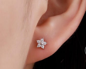 Pendientes de plata de ley con circonitas y flores diminutas. Pendientes de plata, oro y oro rosa con circonitas y flores.
