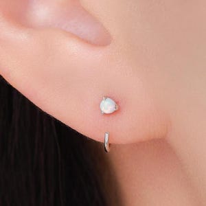 ミニマリストオパールハギーフープスレダーイヤリング（スターリングシルバー）、3mm 3本爪、ゴールドまたはシルバー、プルスルーオープンフープ、ファイアオパール