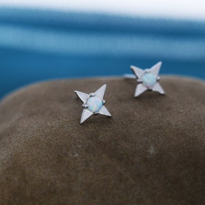 Pendientes de estrella de ópalo blanco en plata de ley, plata u oro, pendientes de estrella de ópalo de cuatro puntas, pendientes apilables