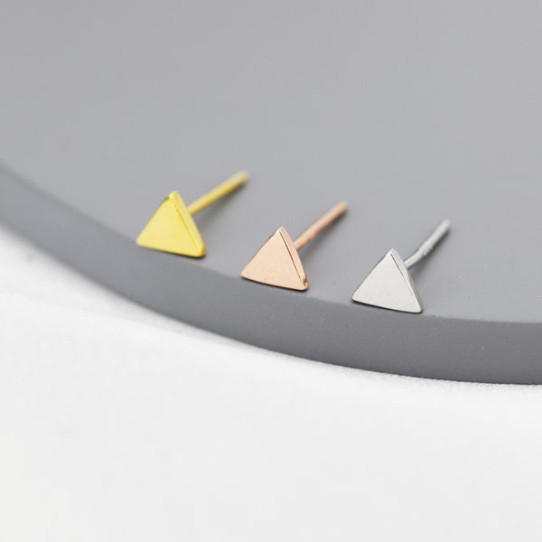 Extra kleine driehoeksoorknopjes in sterling zilver, zilver, goud of roségoud, geometrisch minimalistisch design, stapeloorbellen