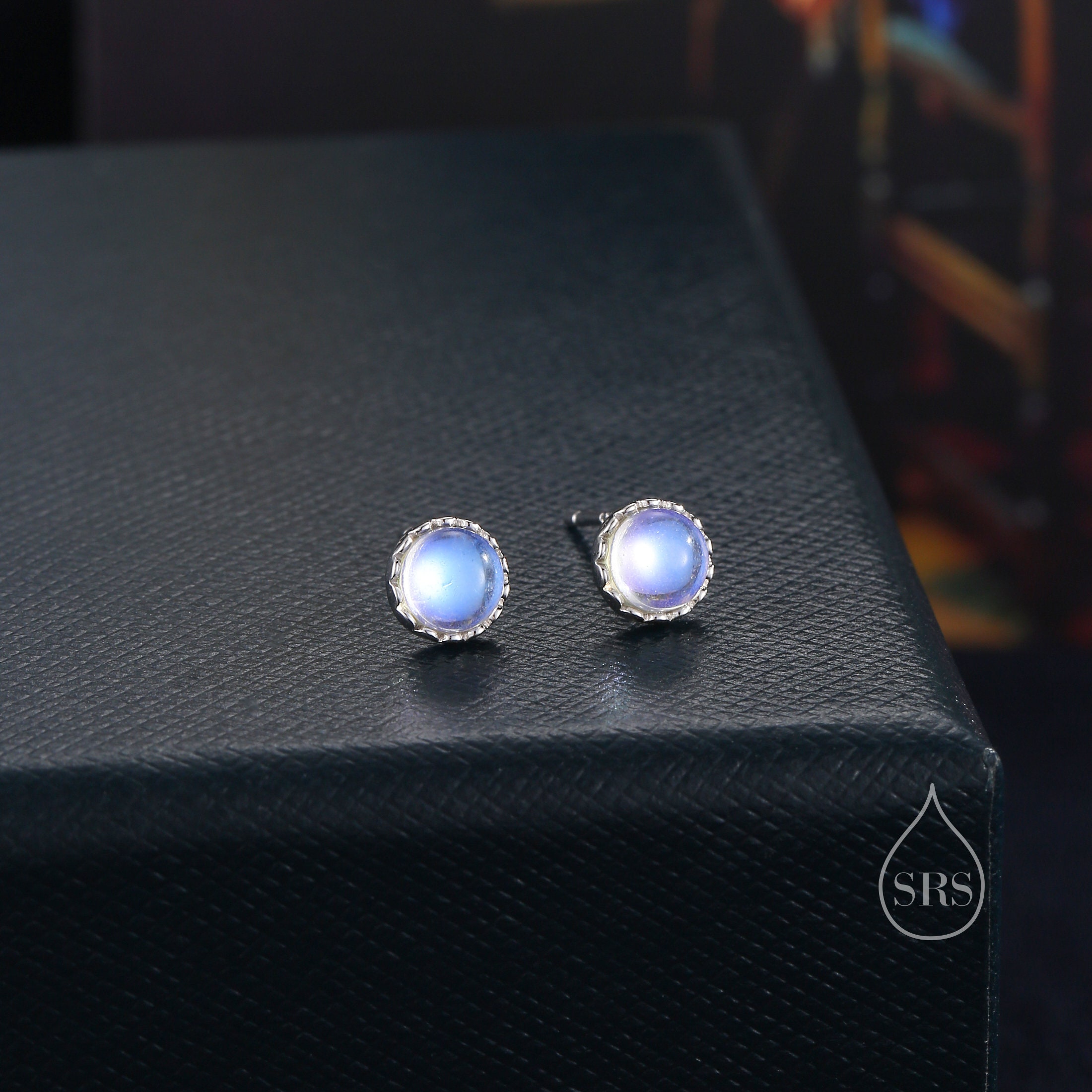 Orecchini A Bottone In Argento 925 Con Pietra Di Luna Genuina | Gioielli Ipoallergenici Naturali, 7x7 Mm, Regalo Per Donne In Scatola Con Panno Lucidante