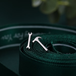 Extra kleine DIY-Werkzeuge Ohrstecker in Sterling Silber, Hammer und Schraubenschlüssel asymmetrische Ohrringe, sehr kleine Ohrringe,
