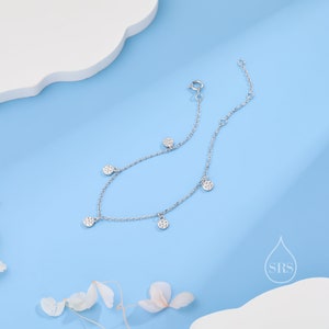 Puede incluir: Un brazalete de cadena de plata con peque&ntilde;os abalorios redondos engastados en pav&eacute;. Los abalorios est&aacute;n espaciados uniformemente a lo largo de la cadena.