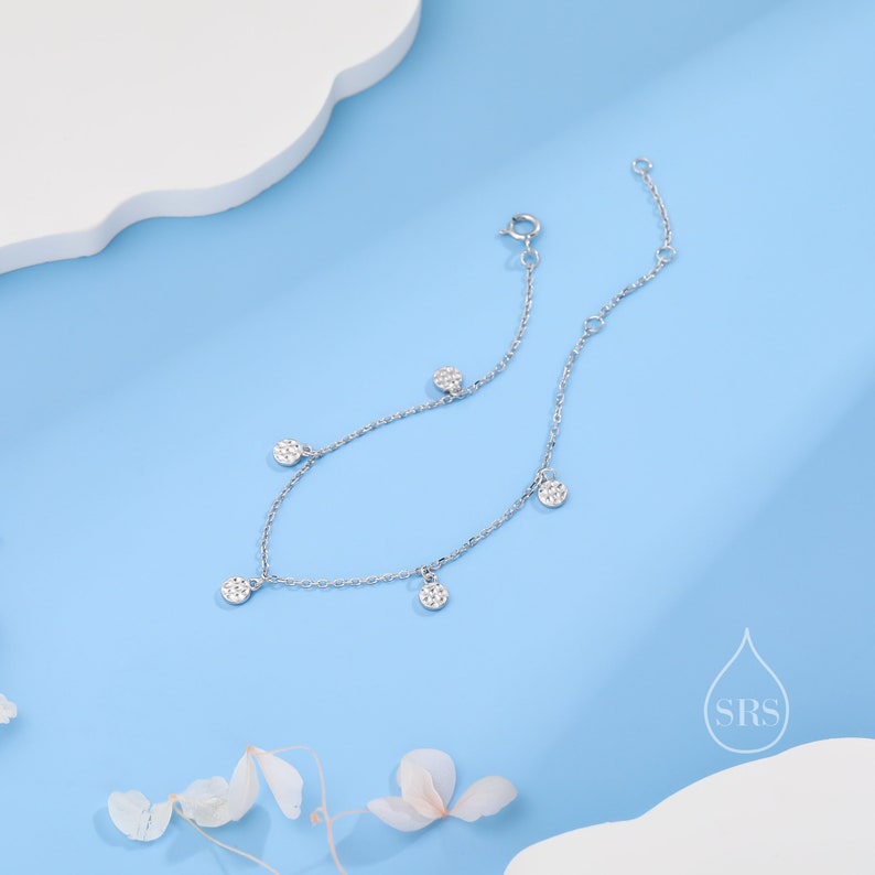 Puede incluir: Un brazalete de cadena de plata con peque&ntilde;os abalorios redondos engastados en pav&eacute;. Los abalorios est&aacute;n espaciados uniformemente a lo largo de la cadena.
