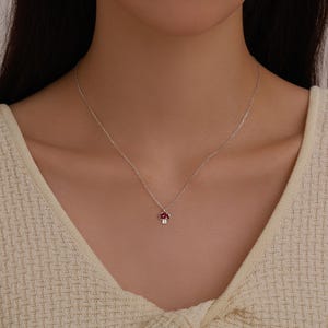 Collar con colgante de hongo pequeño en plata de ley, plata u oro, collar con hongo, collar con hongo esmaltado en rojo, collar con forma de seta. imagen 7