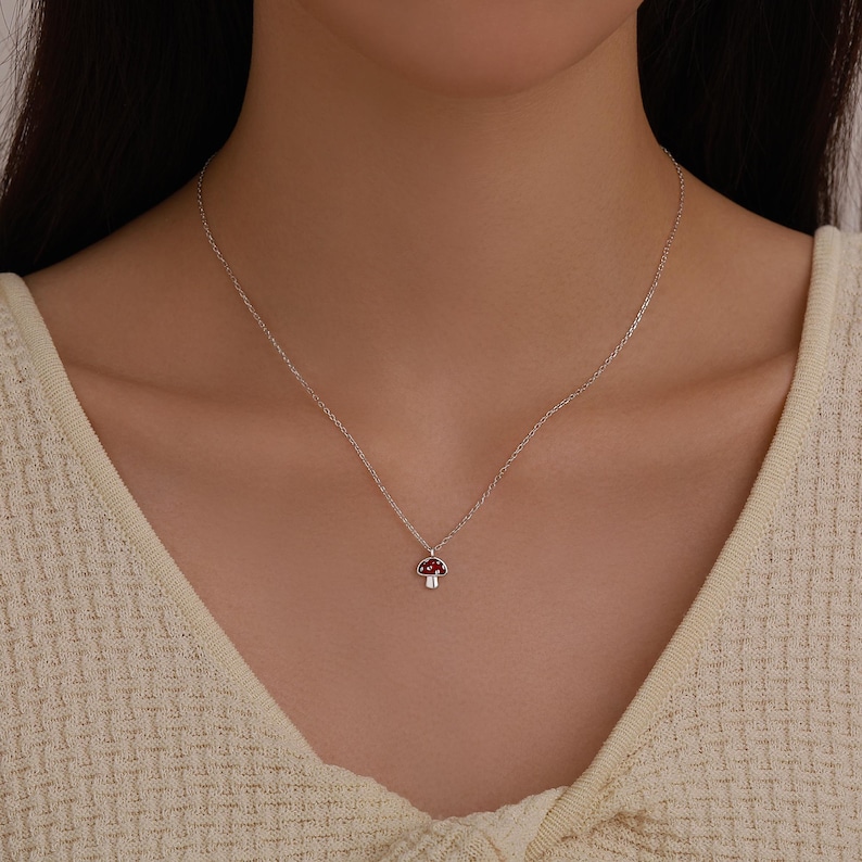 Collar con colgante de hongo pequeño en plata de ley, plata u oro, collar con hongo, collar con hongo esmaltado en rojo, collar con forma de seta. imagen 7