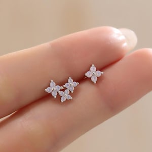 Asymmetrische Hortensie Blumenstrauß CZ Ohrstecker in Sterling Silber, Silber, Gold oder Roségold, Mismatched Opal Pink Blumen Ohrringe