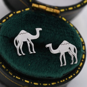 Zierliche Kamel Ohrstecker in Sterling Silber - Kamel Ohrringe, natürliche inspirierte Tier Ohrringe