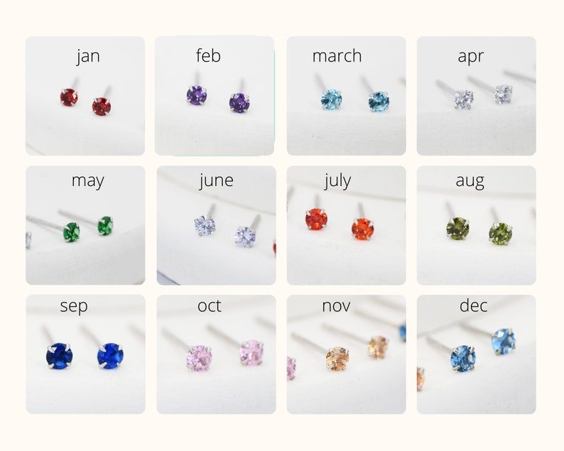 Puede incluir: Doce pares de pendientes de plata con piedras preciosas de diferentes colores, etiquetados con los meses del a&ntilde;o. Las piedras preciosas son roja, p&uacute;rpura, azul, transparente, verde, naranja, verde oliva, azul, rosa, beige y azul claro.