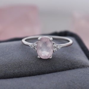 Echter ovaler Rosenquarzring aus Sterlingsilber, natürlicher Rosenquarzring, drei CZ, rosa Quarzkristall, Vintage-inspiriertes Design, US 5 - 8