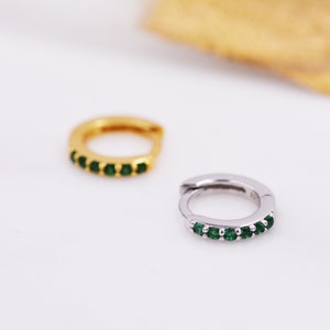 Boucles d'oreilles Huggie en cristal vert émeraude en argent sterling avec pavé de cristaux CZ, or ou argent, petites et délicates, boucles d'oreilles simples