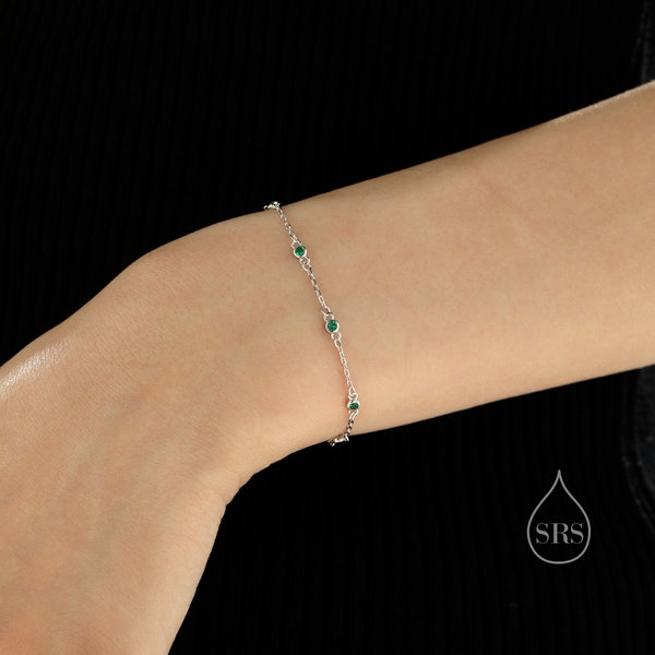 Bracelet en argent sterling extra délicat avec lunette CZ vert émeraude, argent ou or, bracelet satellite CZ, petit bracelet CZ délicat