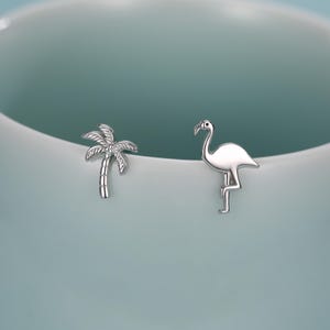 Niet-overeenkomende oorbellen in sterlingzilver met palmboom en flamingo - asymmetrische schattige oorbellen - geïnspireerd op de natuur