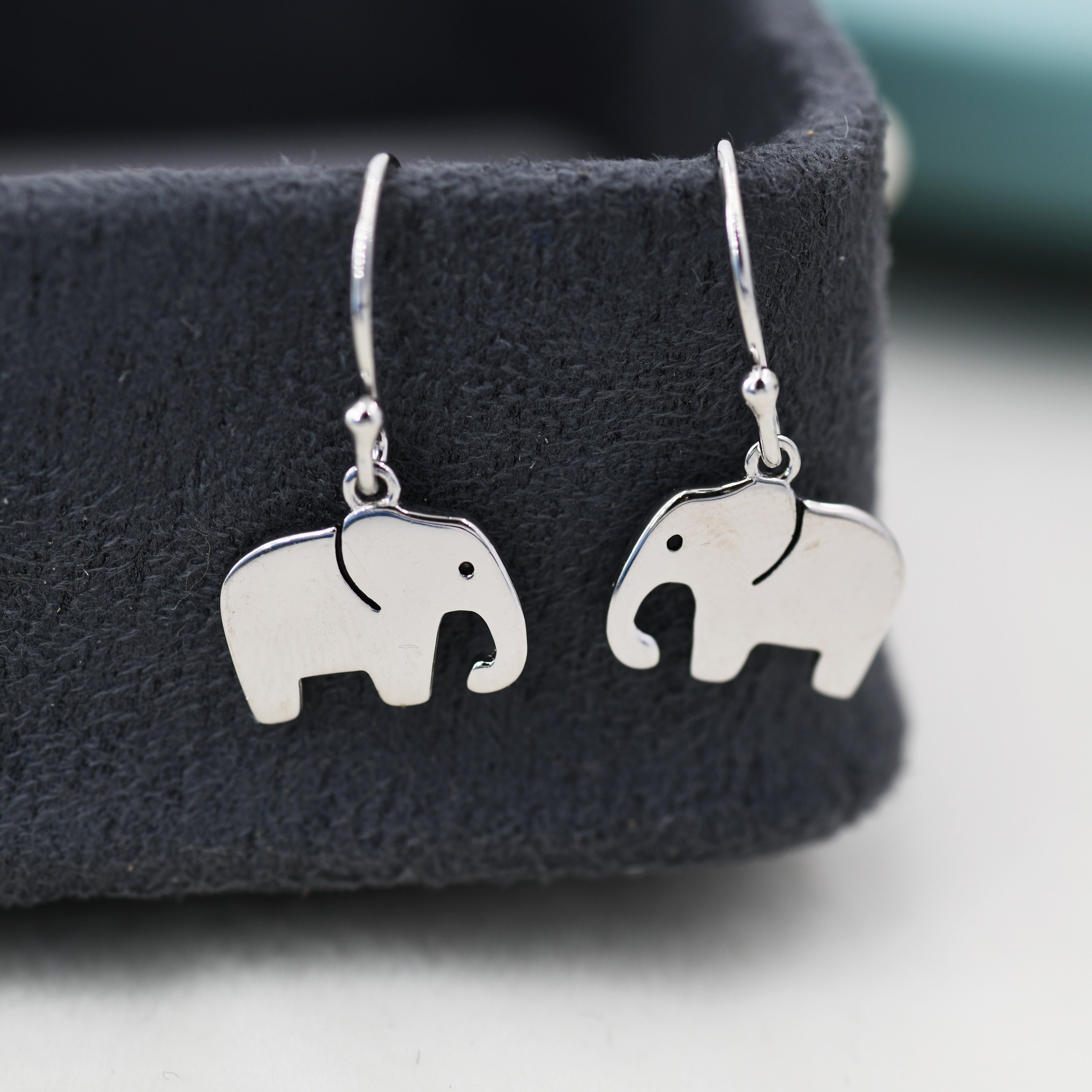 Orecchini a cerchio Huggie con elefante in argento sterling 925 con