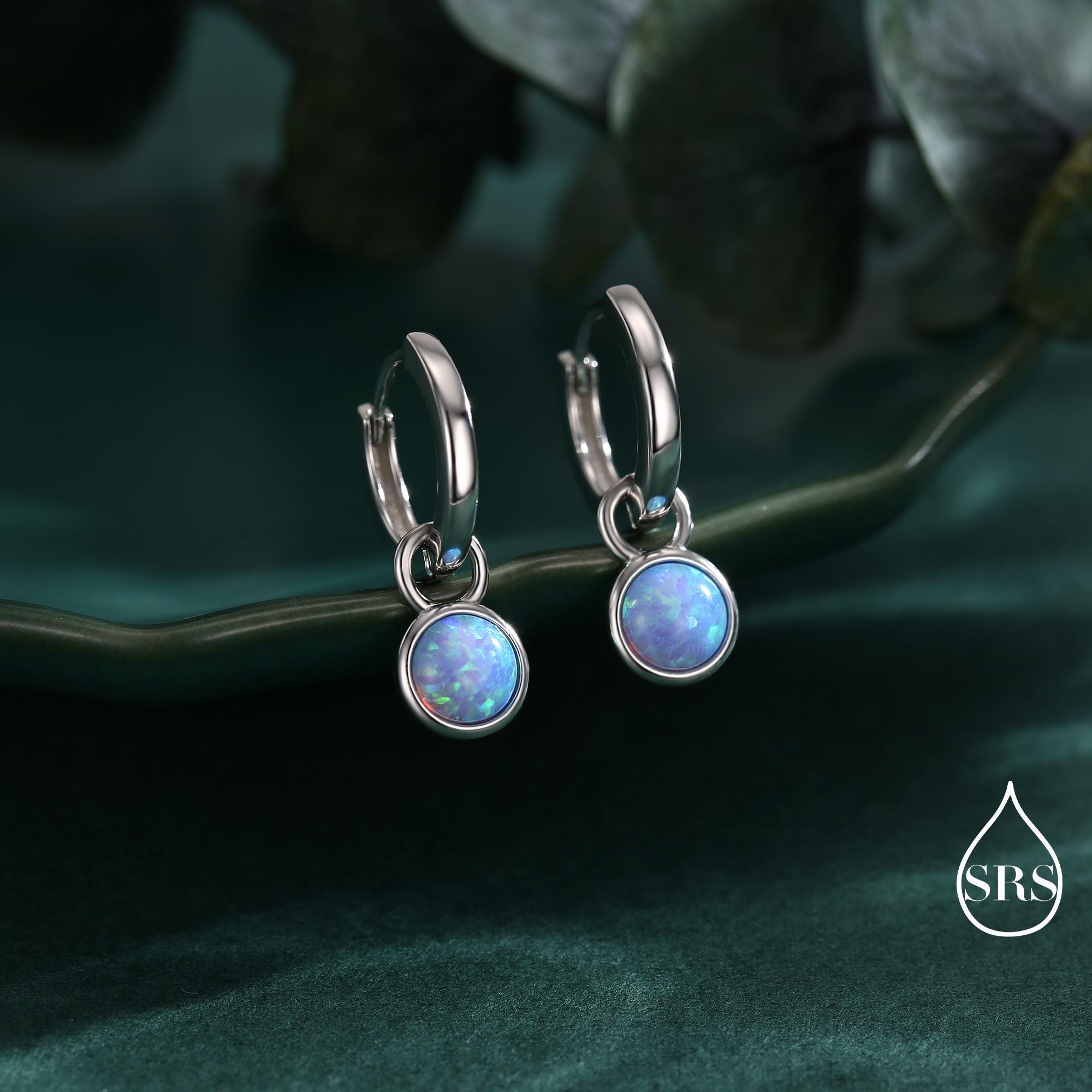 Orecchini a cerchio con fiore di opale blu delicato – & Co