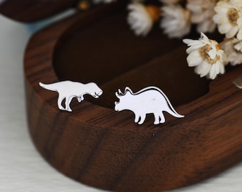 Pendientes asimétricos de dinosaurios T-Rex, Tyrannosaurus y Triceratops, en plata de ley.