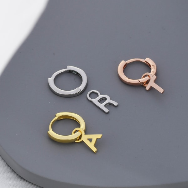 Une petite boucle d'oreille Huggie avec lettre initiale en argent sterling, boucle d'oreille personnalisée, lettre de l'alphabet, monogramme, bijoux, cadeau parfait