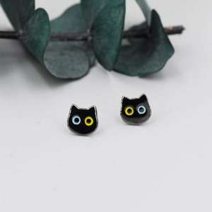 スターリングシルバーの黒いオッドアイの猫のスタッドピアス、ブラックロジウムコーティングの猫のピアス、かわいい猫のピアス、シルバーの猫のピアス、