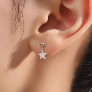 Pendientes colgantes minimalistas de estrella en plata de ley, plata, oro o oro rosa. Pendientes de estrella diminuta, pendientes de sol, celestiales.
