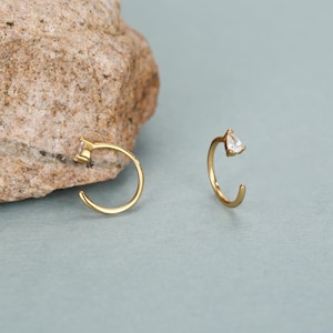 Boucles d'oreilles créoles Huggie en argent sterling avec zircon cubique transparent en forme de goutte, petites créoles ouvertes en zircon cubique taille poire, fermoirs à enfiler, demi-créoles image 7